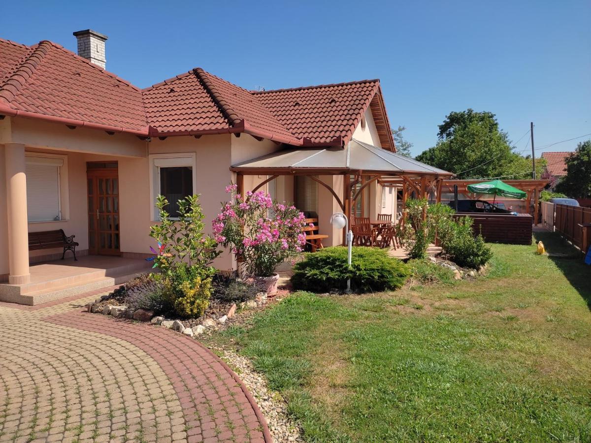 Aqua Azur Apartman Hajduszoboszlo Exterior photo